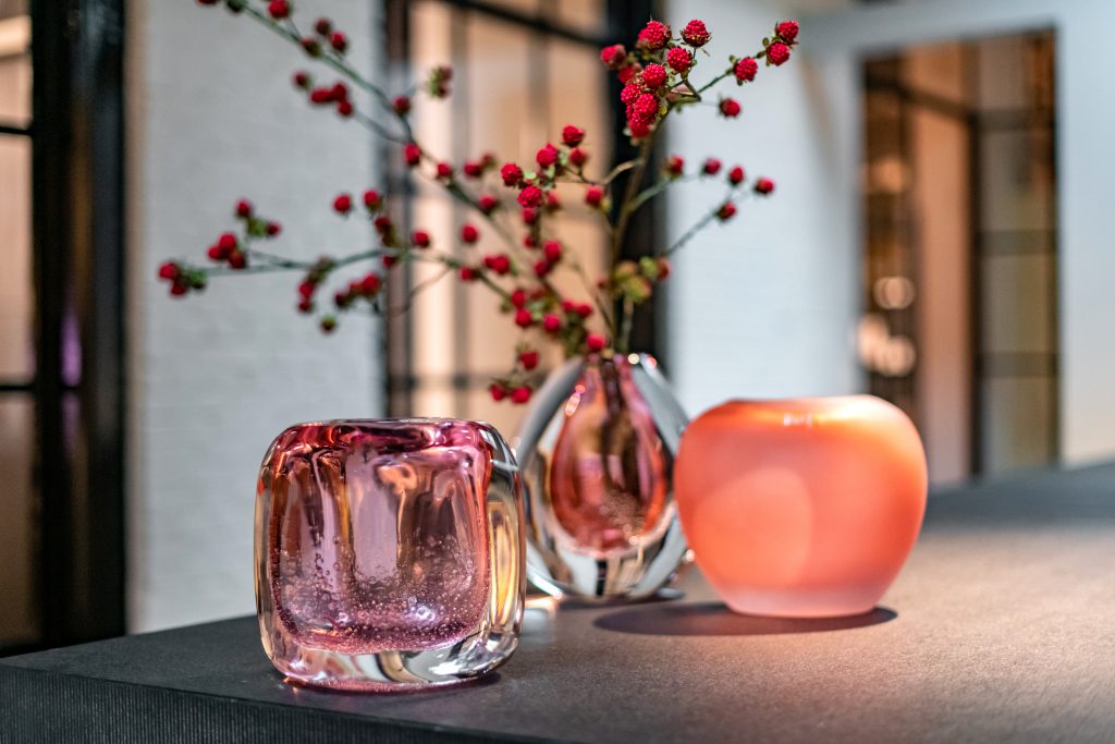 DutZ glazen art objects in de kleur Apricot op eentafel