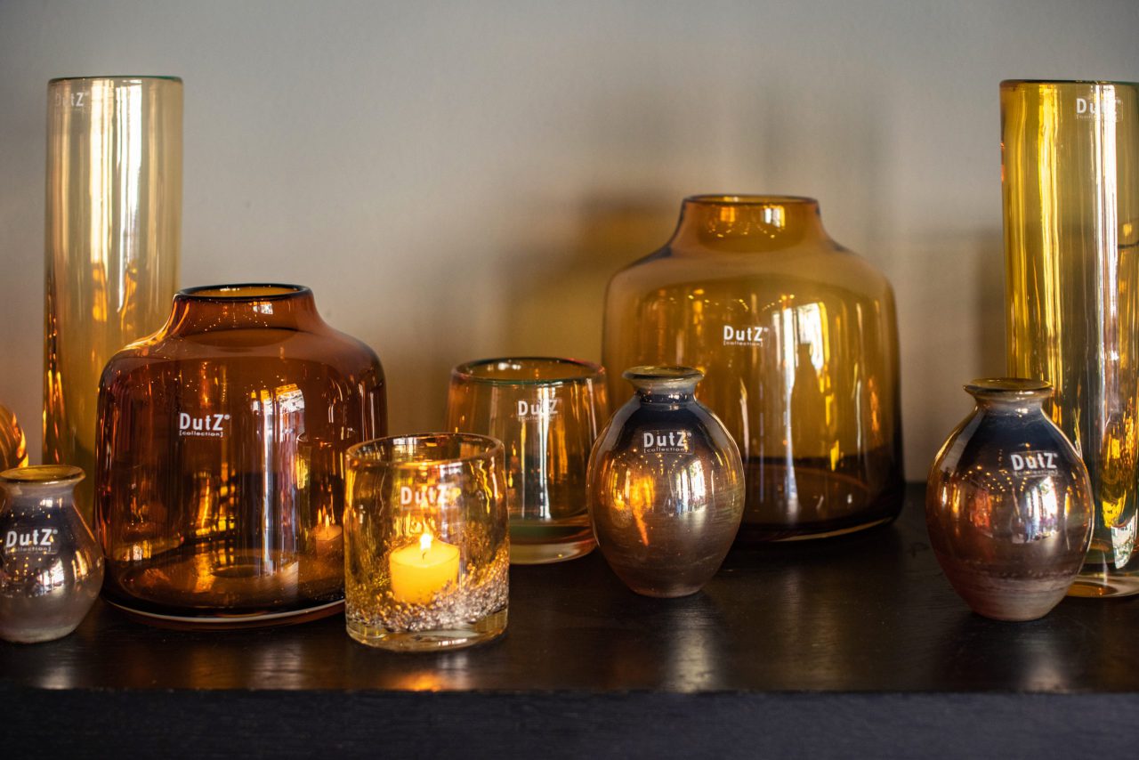 Verschillende modellen goudkleurig glas naast elkaar op een tafel