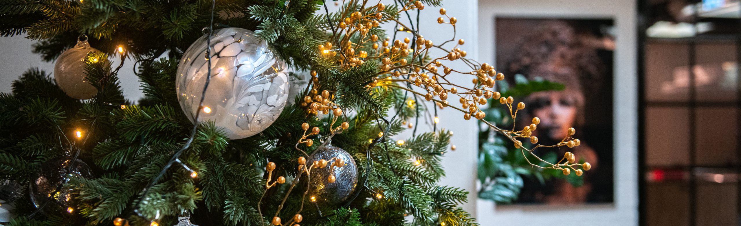 DutZ_decoball_assorti_7 kerstboom met decoballen in de kleur pearl