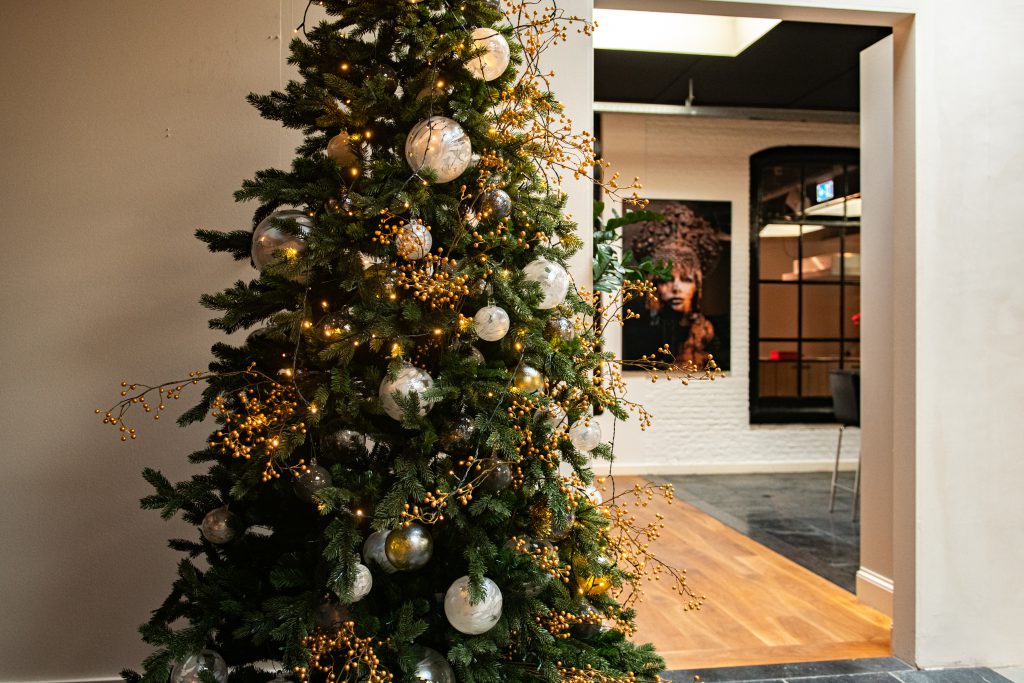 Kerstboom met verschillende decoratieve kerstballen